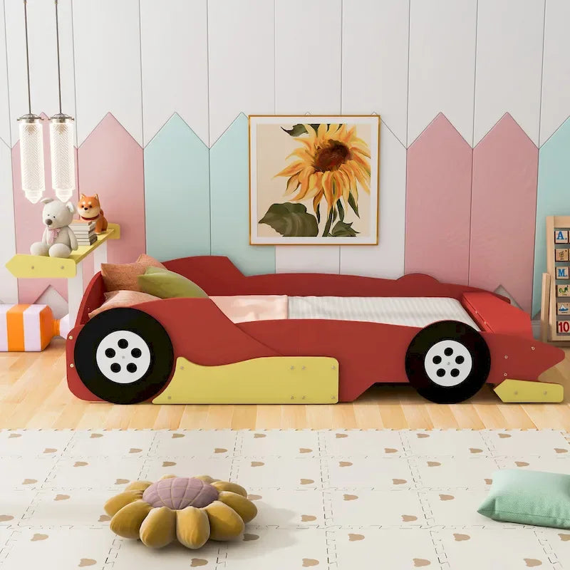 Letto a piattaforma a forma di auto da corsa a grandezza naturale con ruote